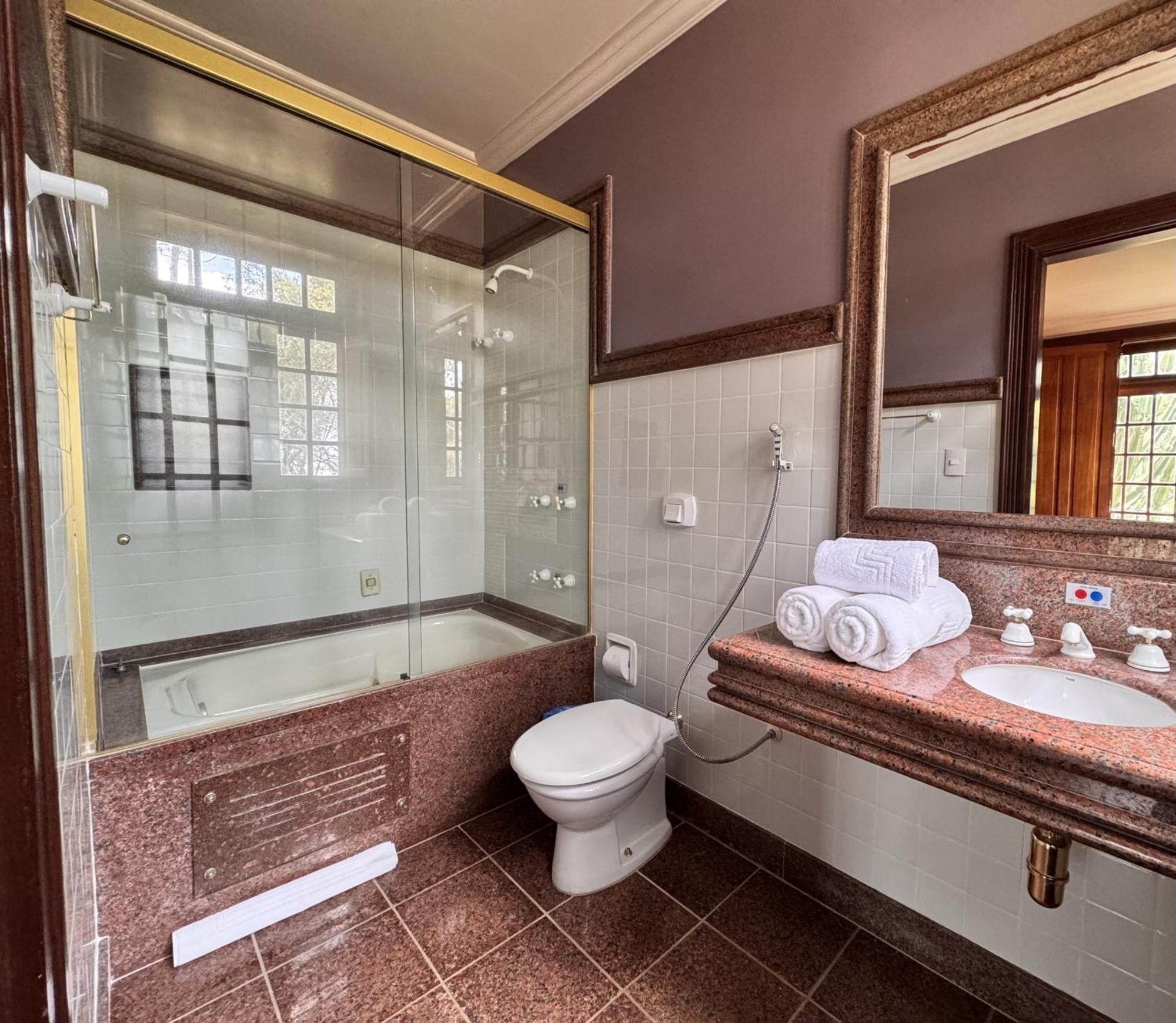 Aroso Paco Hotel Pedra Azul  Zewnętrze zdjęcie A bathroom in a hotel